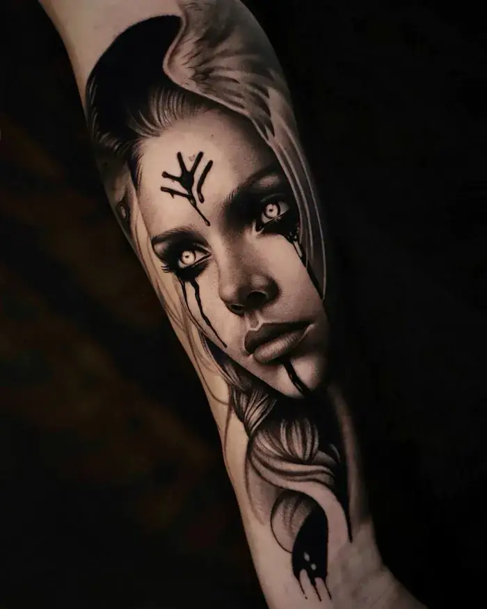 Visage de femme réaliste en noir et gris, avec signes runiques