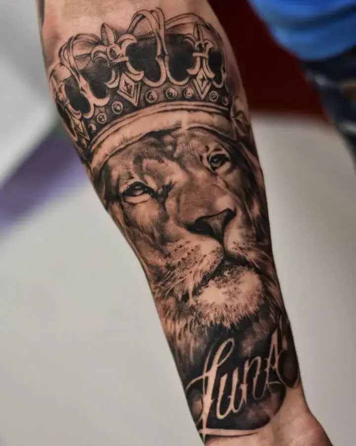 Lion couronné en noir et gris