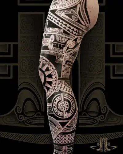 Tatouage polynésien sur la jambe