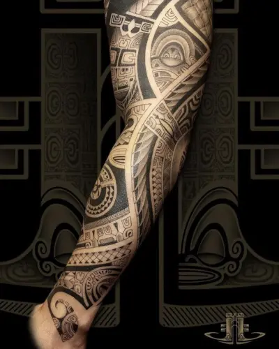 Tatouage polynésien de Tetiu : manchon sur le bras